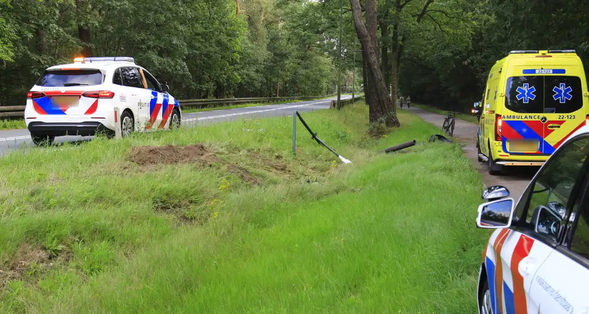 Gewonde en grote schade nadat auto van weg raakt - Foto 3