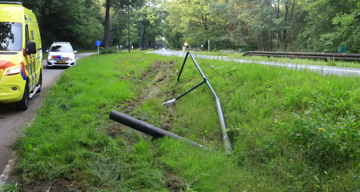 Gewonde en grote schade nadat auto van weg raakt - Foto 4