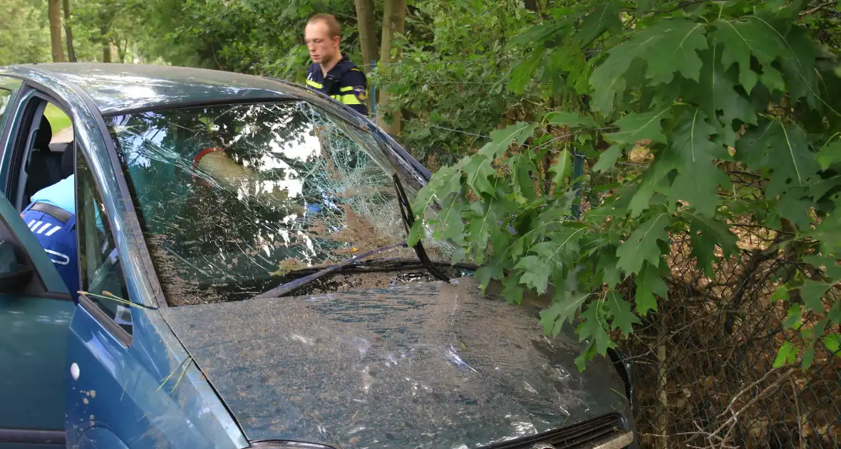 Gewonde en grote schade nadat auto van weg raakt - Foto 5