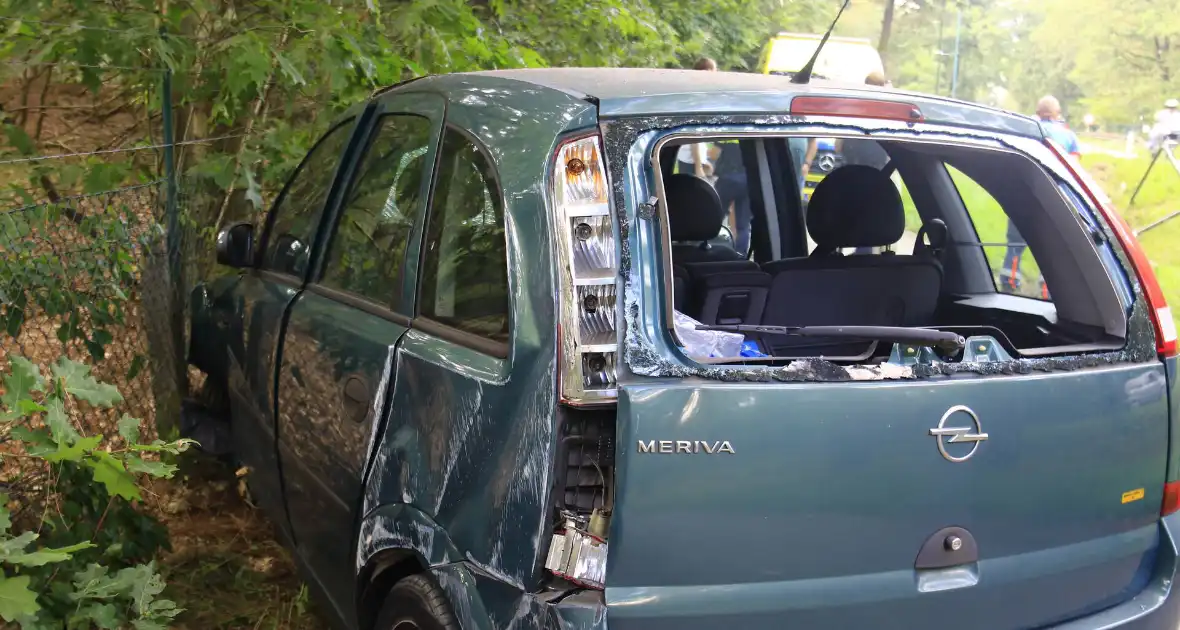 Gewonde en grote schade nadat auto van weg raakt - Foto 6