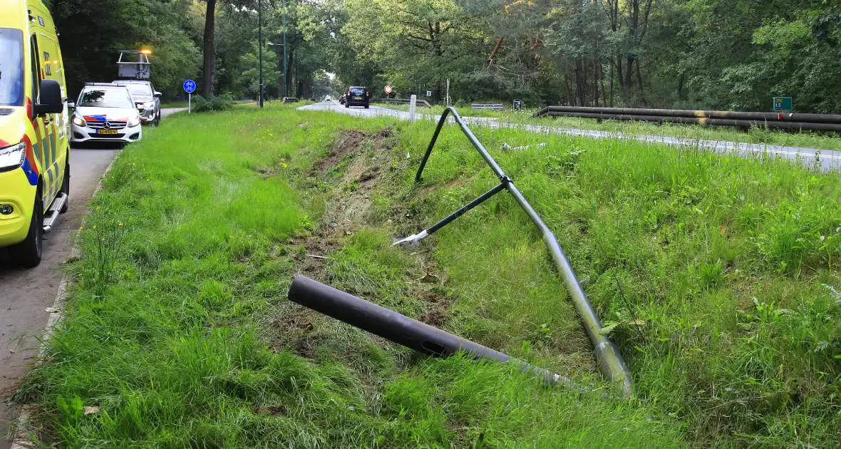 Gewonde en grote schade nadat auto van weg raakt - Foto 7