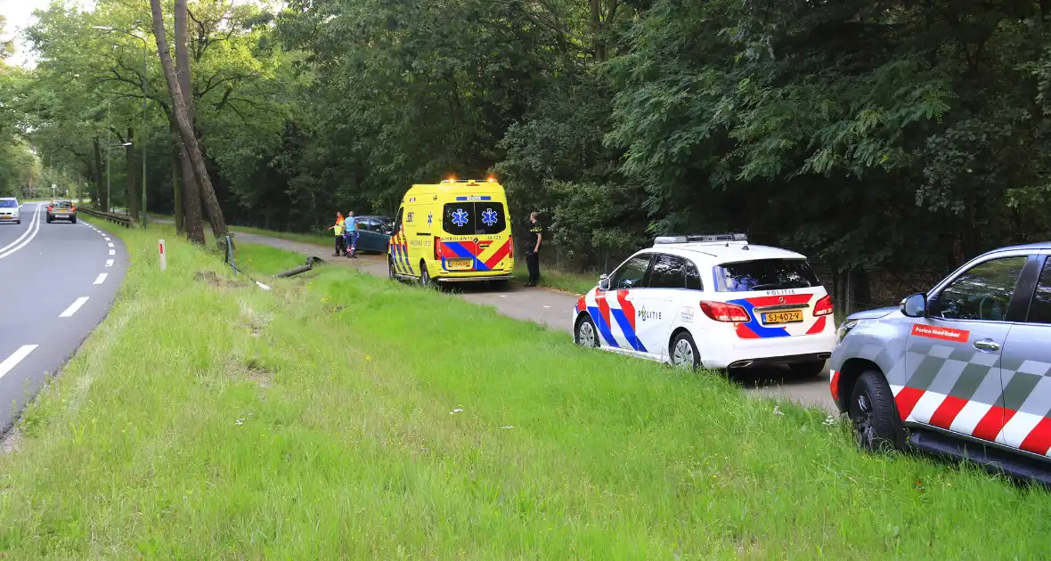 Gewonde en grote schade nadat auto van weg raakt - Foto 8