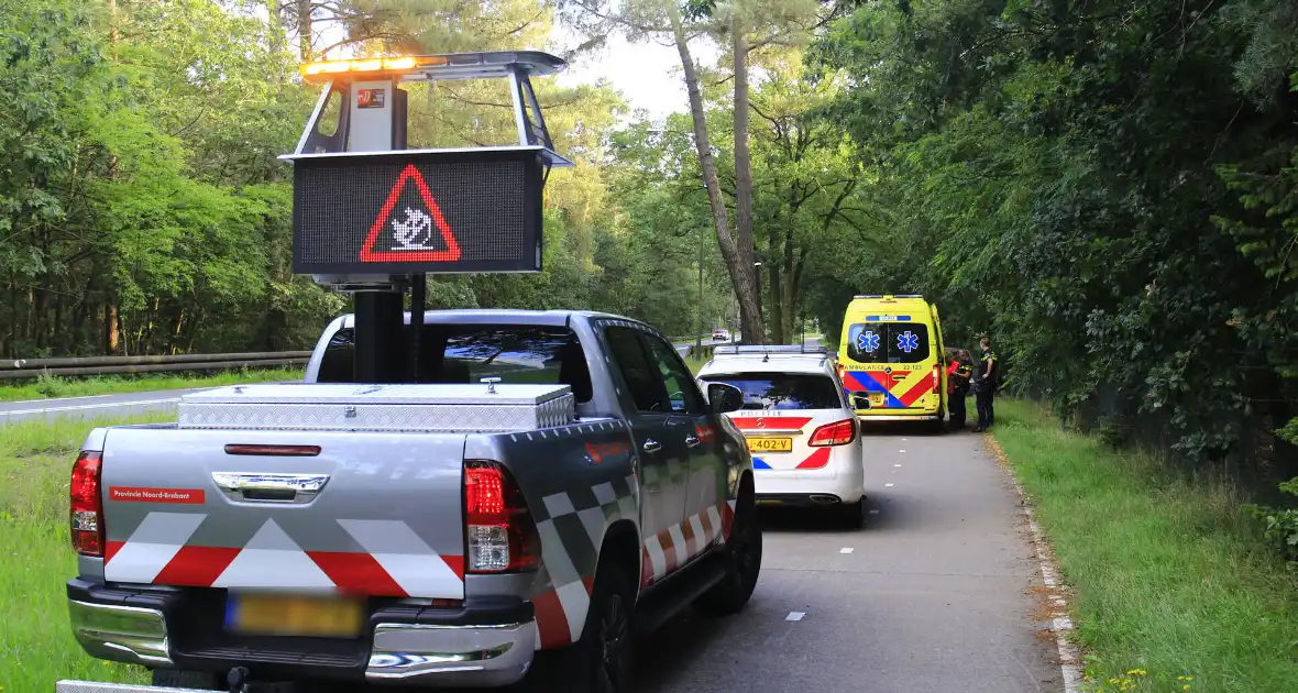 Gewonde en grote schade nadat auto van weg raakt - Foto 9