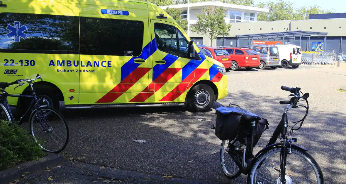 Fietser botst op stilstaande auto - Foto 1