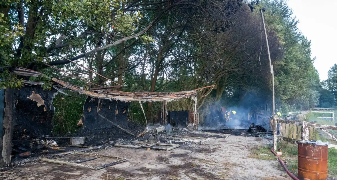 Schuur van boerderij volledig uitgebrand - Foto 1