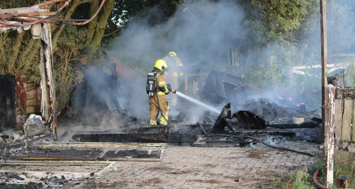 Schuur van boerderij volledig uitgebrand - Foto 10