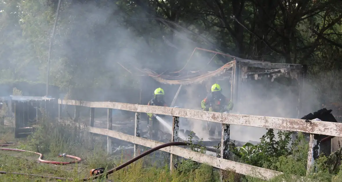 Schuur van boerderij volledig uitgebrand - Foto 13