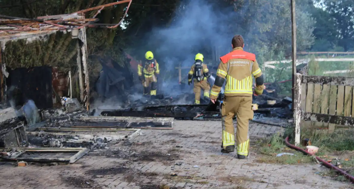 Schuur van boerderij volledig uitgebrand - Foto 16