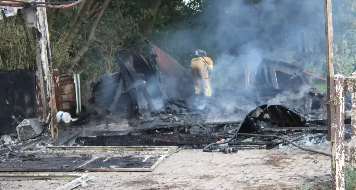 Schuur van boerderij volledig uitgebrand - Foto 17