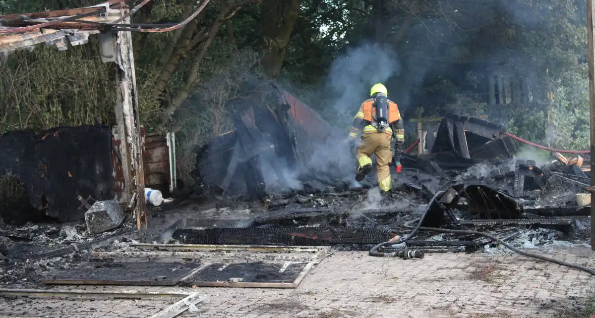 Schuur van boerderij volledig uitgebrand - Foto 18