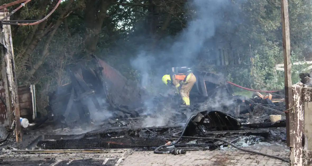 Schuur van boerderij volledig uitgebrand - Foto 19