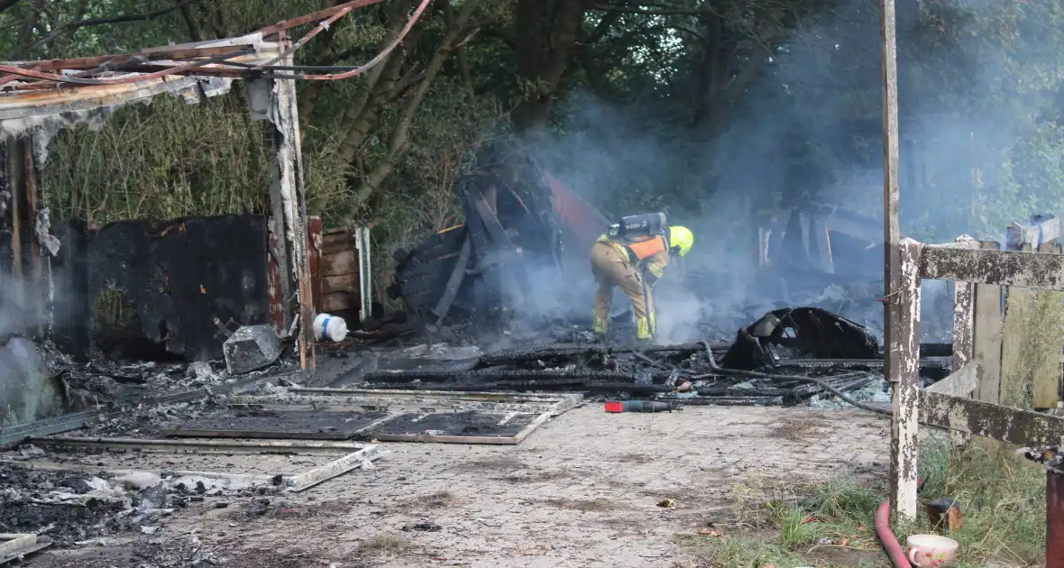 Schuur van boerderij volledig uitgebrand - Foto 21