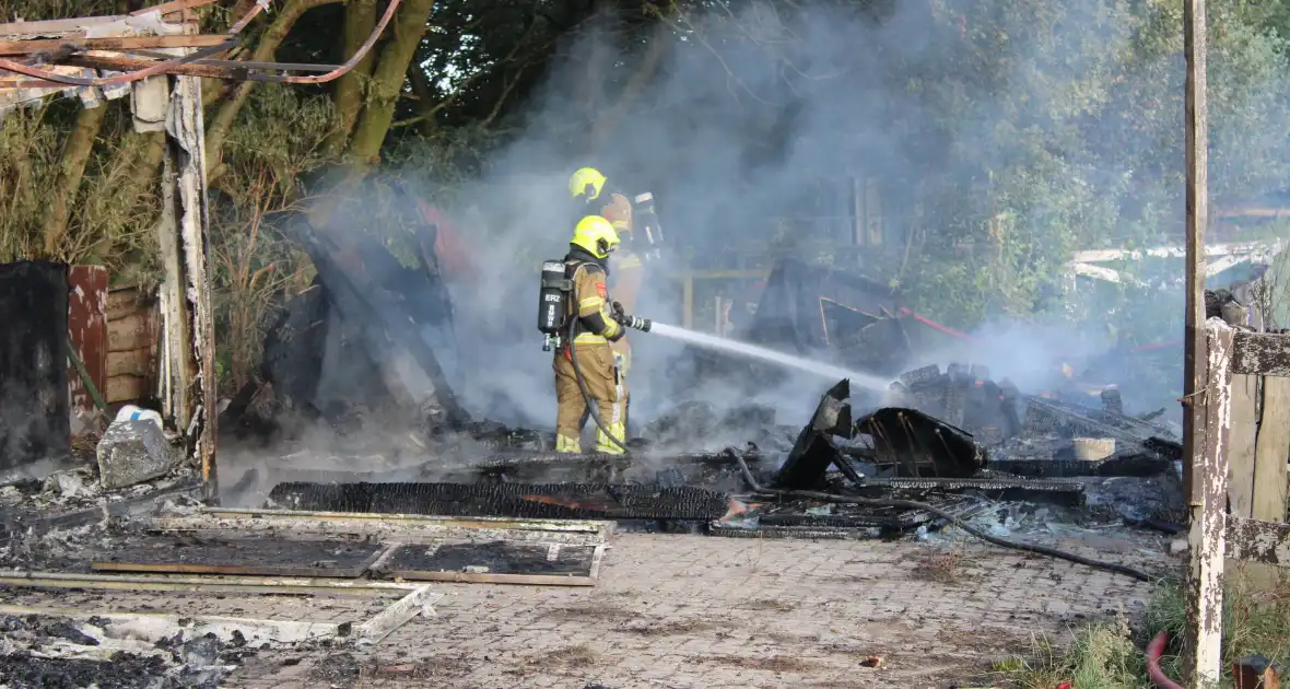 Schuur van boerderij volledig uitgebrand - Foto 7