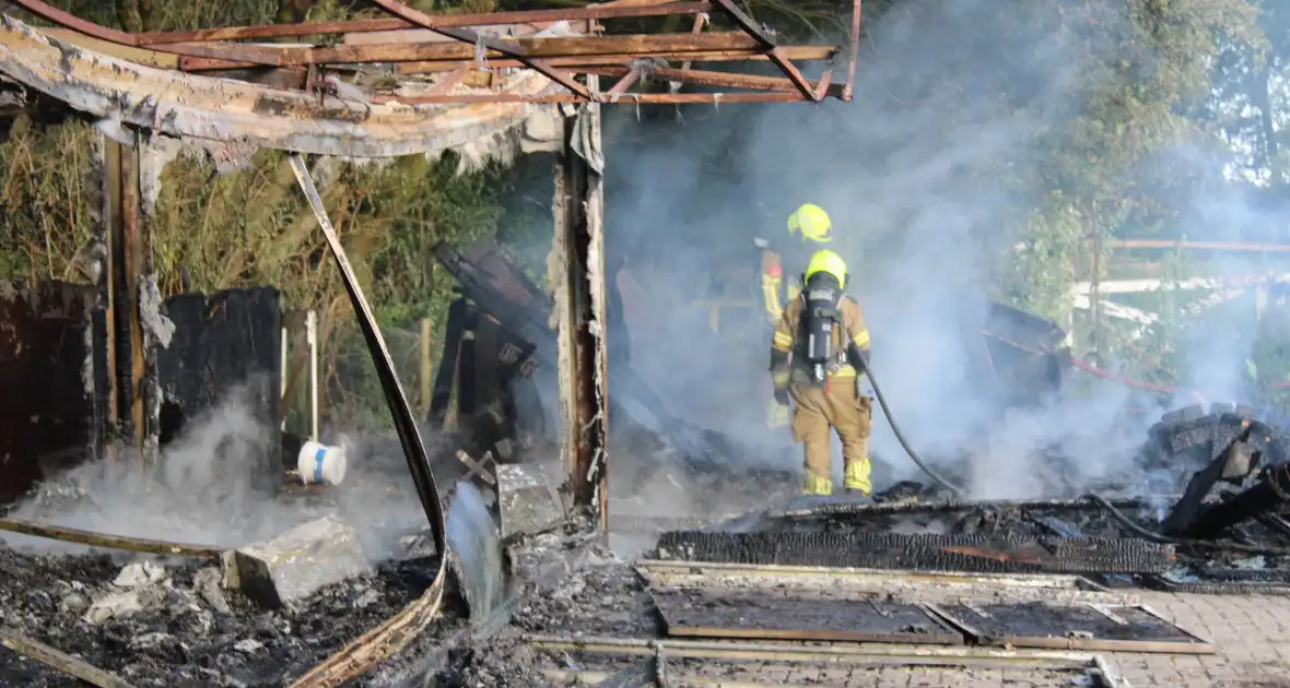 Schuur van boerderij volledig uitgebrand - Foto 8