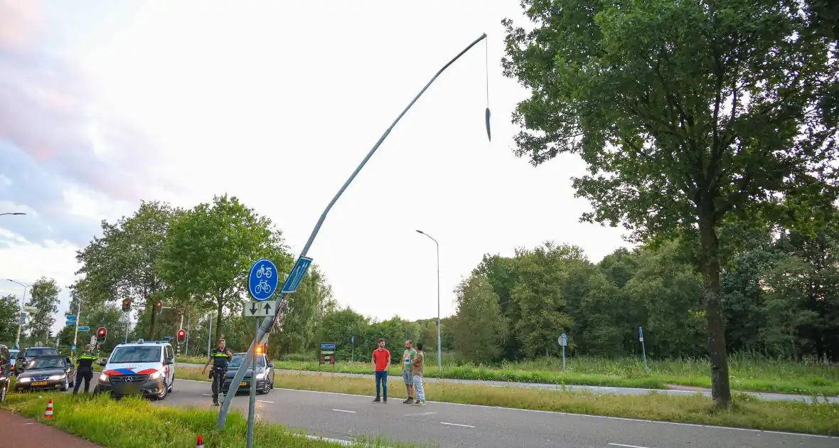 Veel schade bij eenzijdig ongeval op kruising - Foto 3