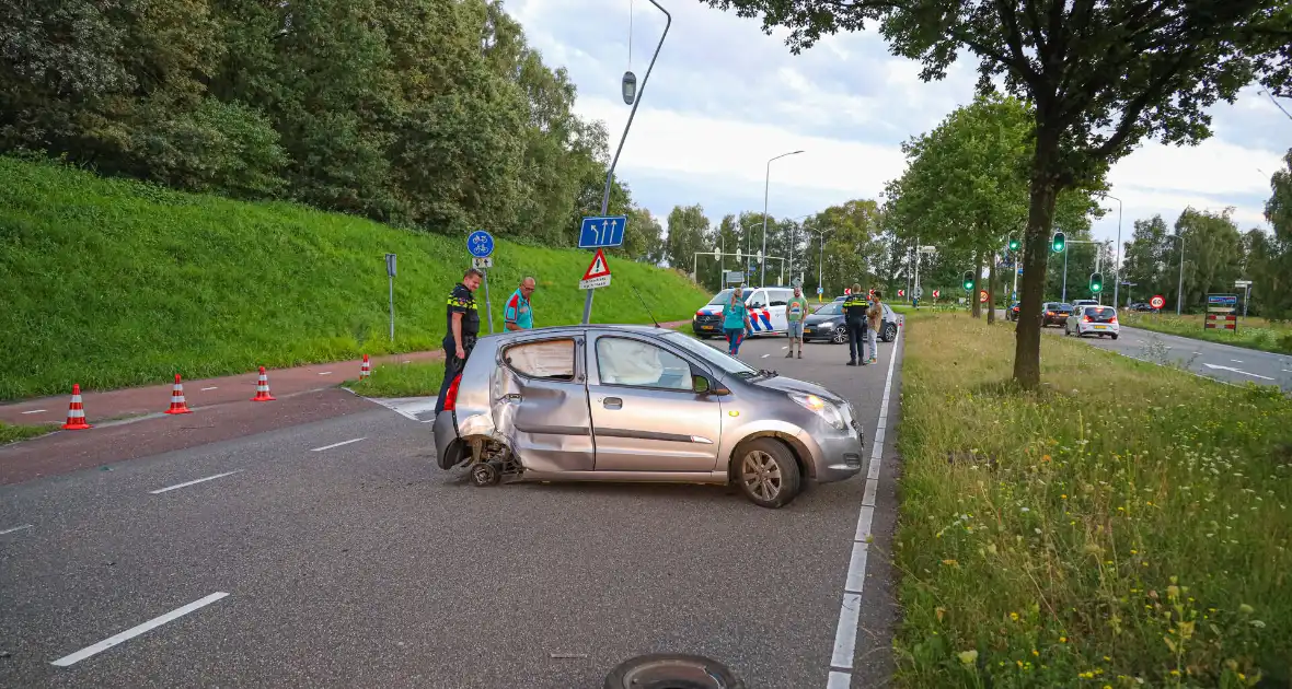 Veel schade bij eenzijdig ongeval op kruising - Foto 4