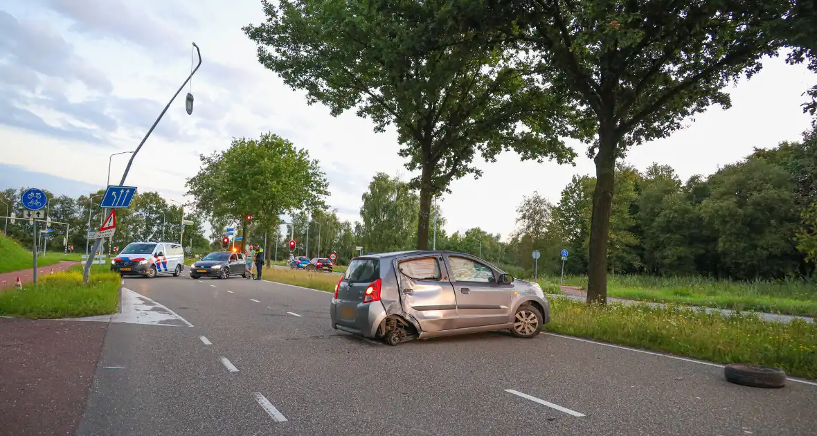 Veel schade bij eenzijdig ongeval op kruising - Foto 6