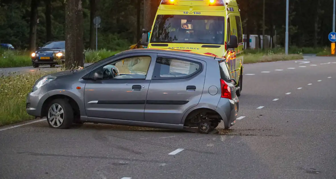 Veel schade bij eenzijdig ongeval op kruising - Foto 7