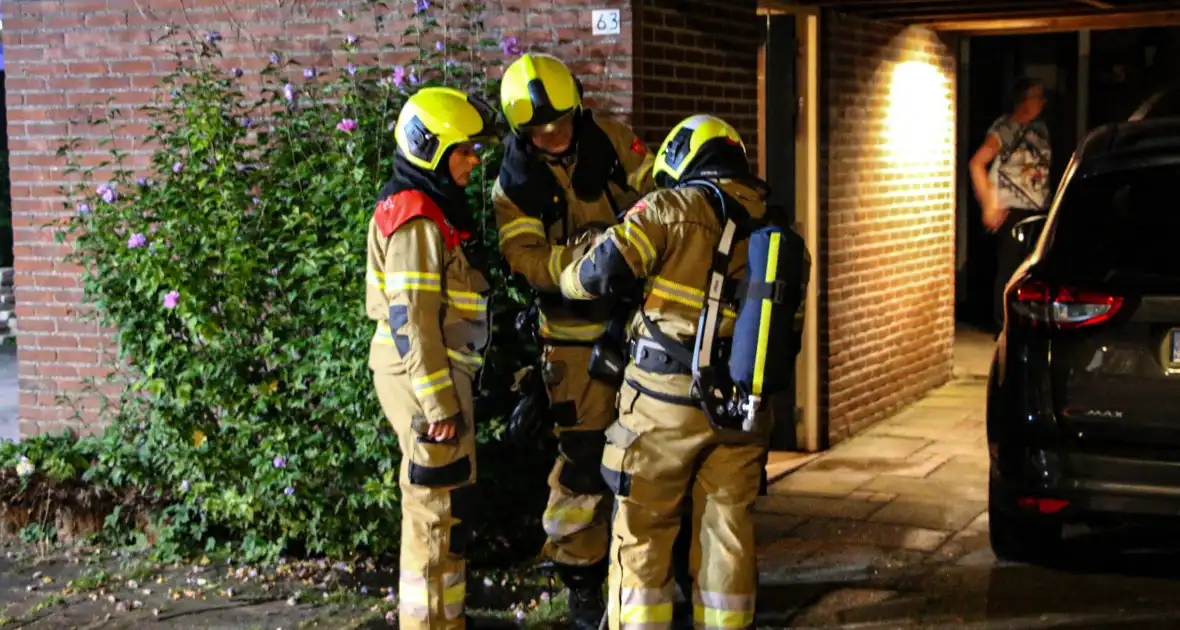 Brandweer koelt remmen van auto