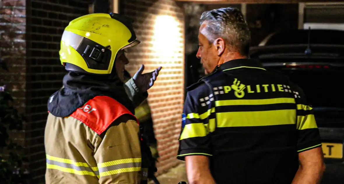 Brandweer koelt remmen van auto - Foto 1