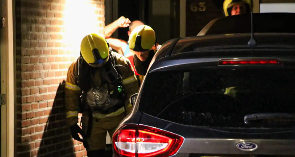 Brandweer koelt remmen van auto - Foto 2