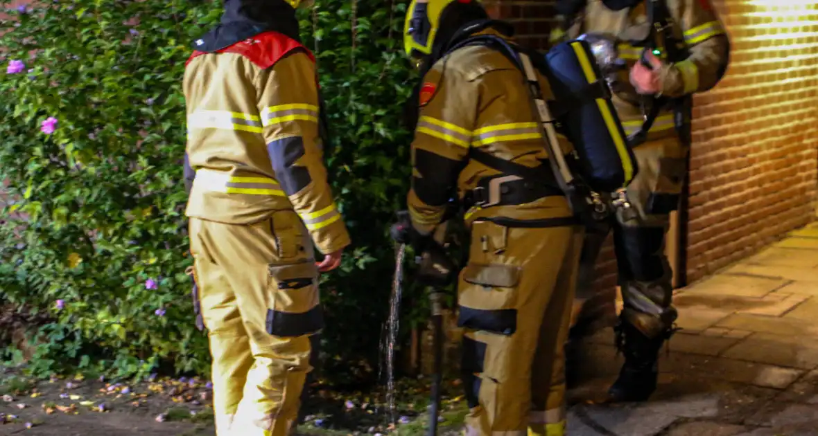 Brandweer koelt remmen van auto - Foto 3