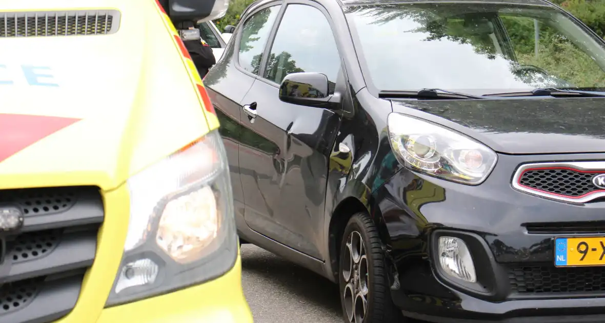 Schade bij botsing tussen auto en scooter