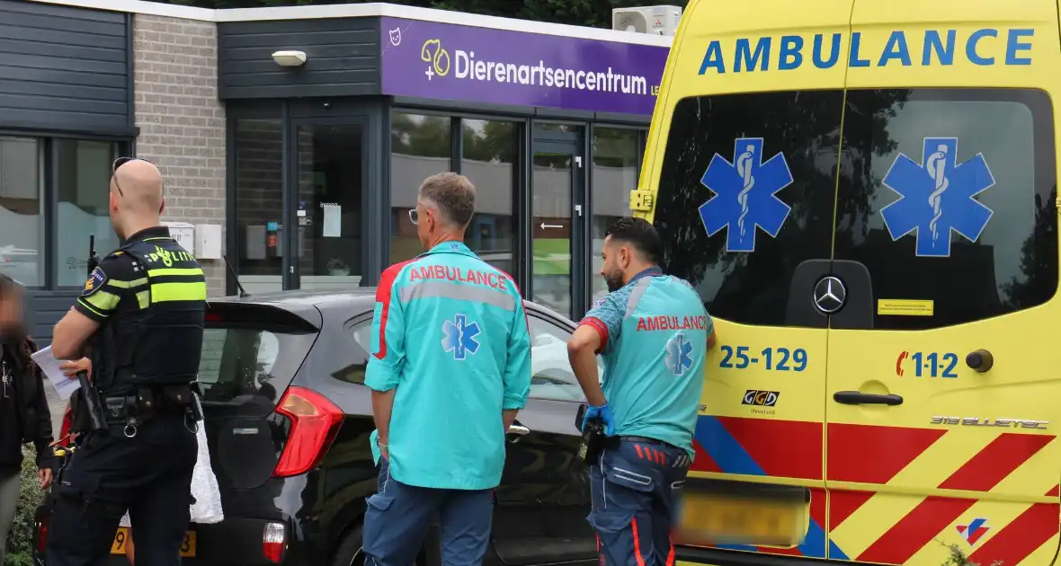 Schade bij botsing tussen auto en scooter - Foto 1