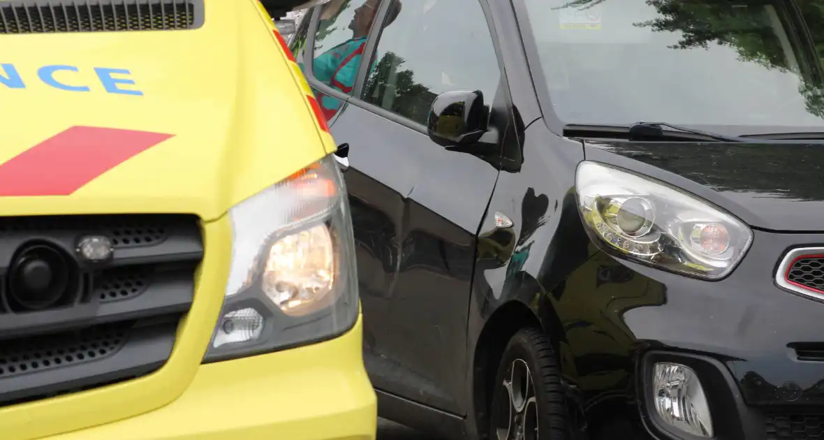 Schade bij botsing tussen auto en scooter - Foto 2