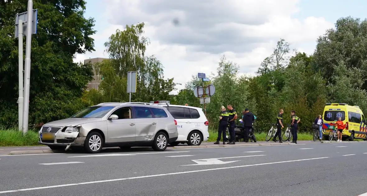 Veel schade bij ongeval tussen twee auto's en scooter
