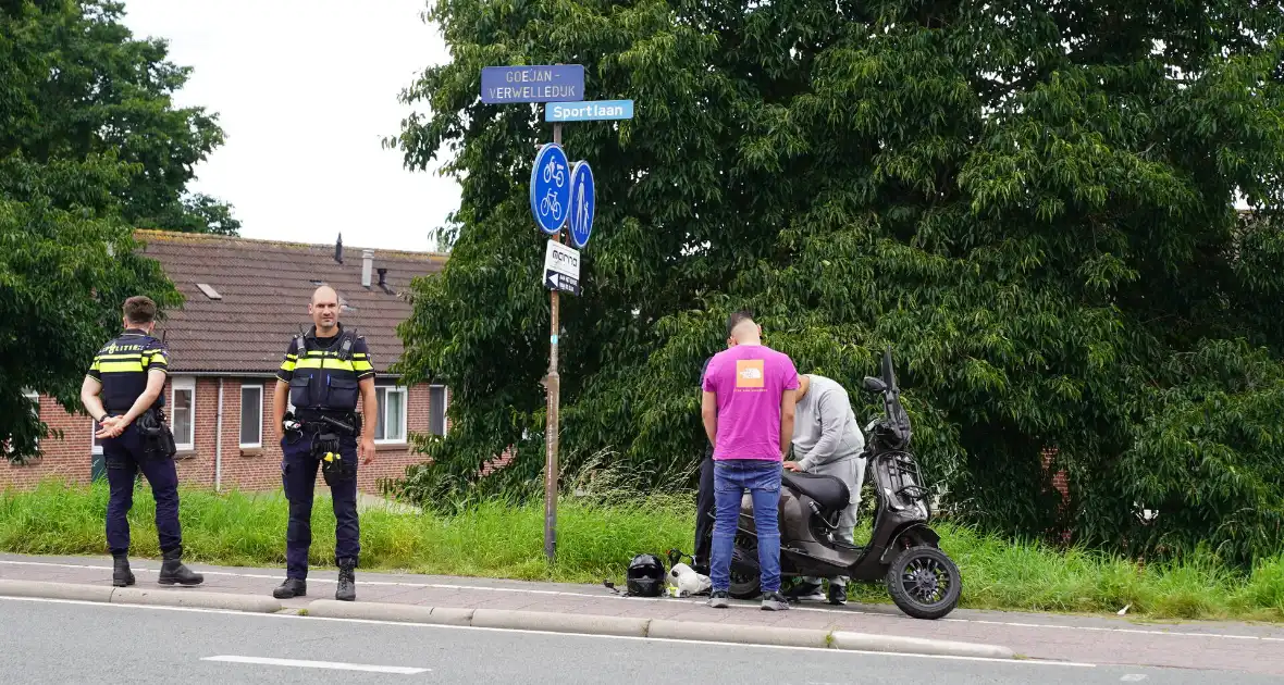 Veel schade bij ongeval tussen twee auto's en scooter - Foto 1