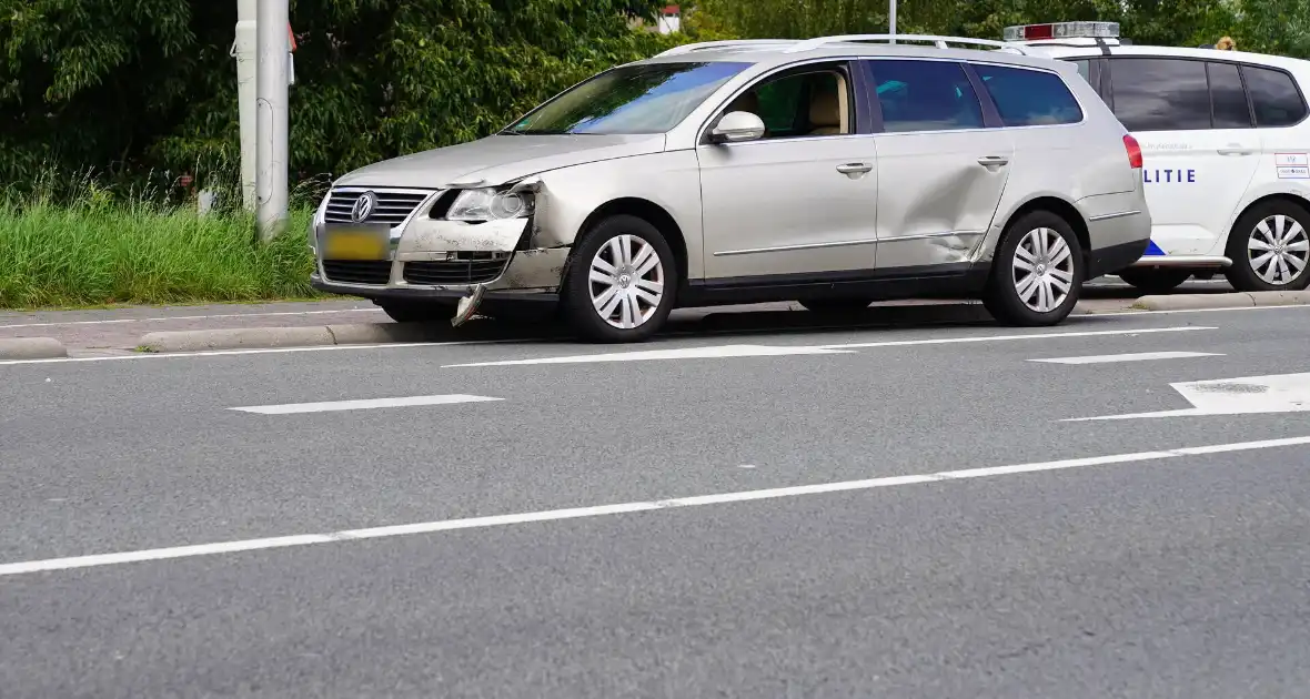 Veel schade bij ongeval tussen twee auto's en scooter - Foto 2
