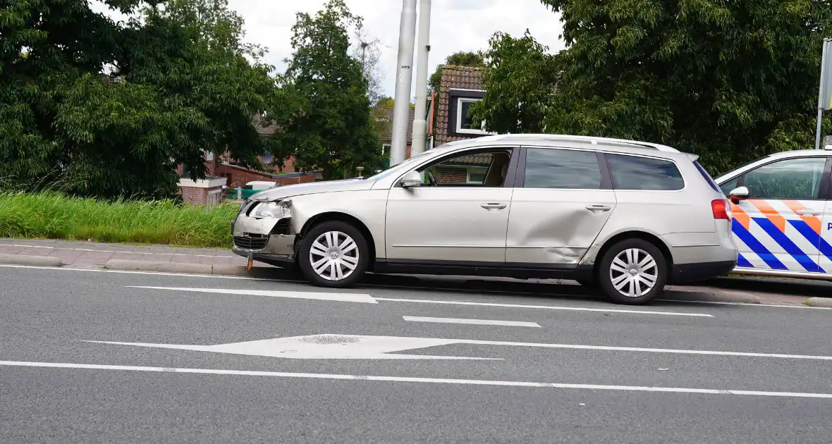 Veel schade bij ongeval tussen twee auto's en scooter - Foto 3