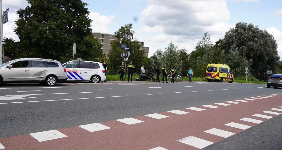 Veel schade bij ongeval tussen twee auto's en scooter - Foto 4