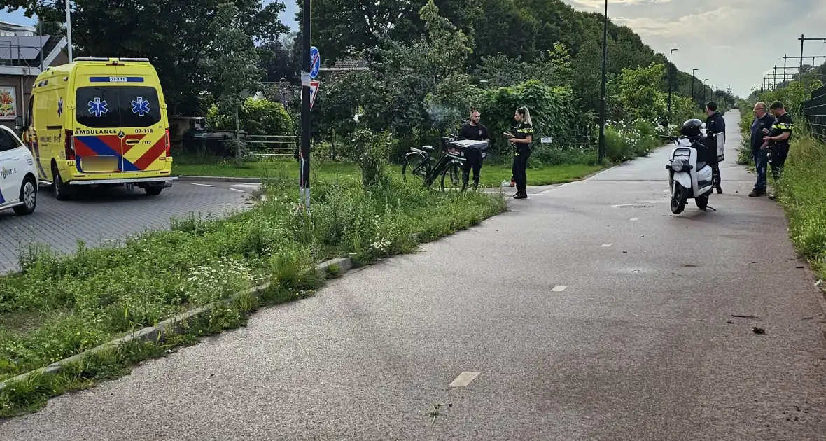 Twee maaltijdbezorgers botsen op fietspad - Foto 1