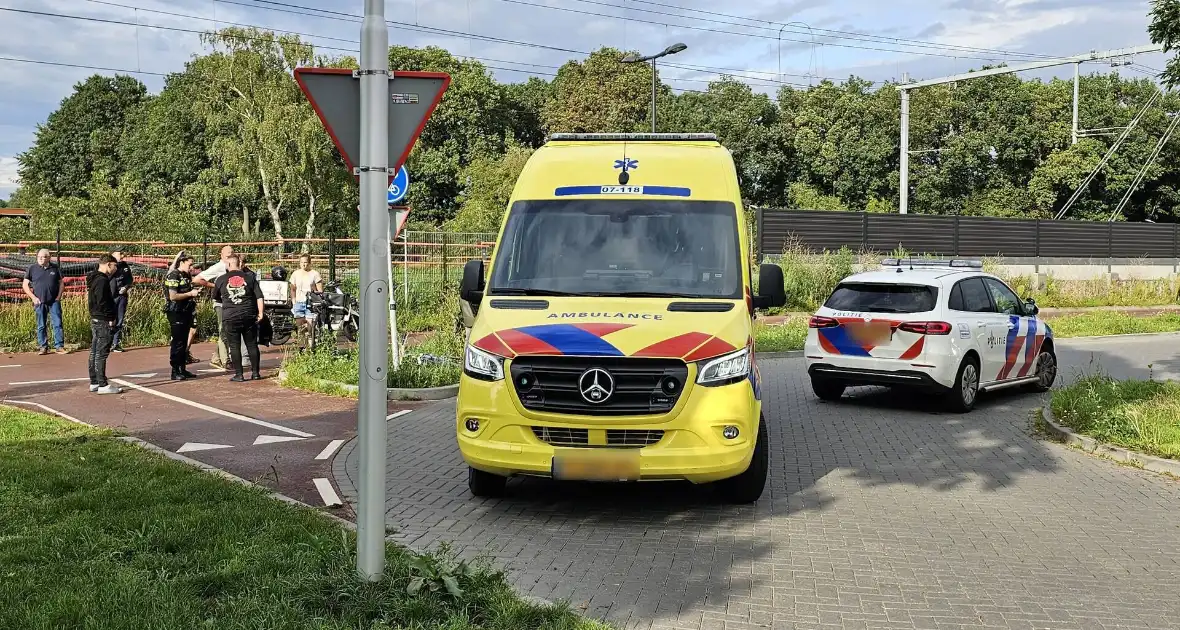 Twee maaltijdbezorgers botsen op fietspad - Foto 2