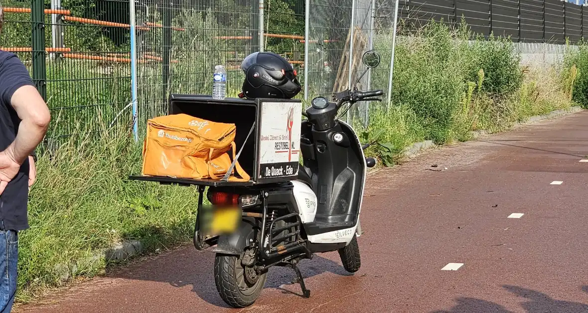 Twee maaltijdbezorgers botsen op fietspad - Foto 3