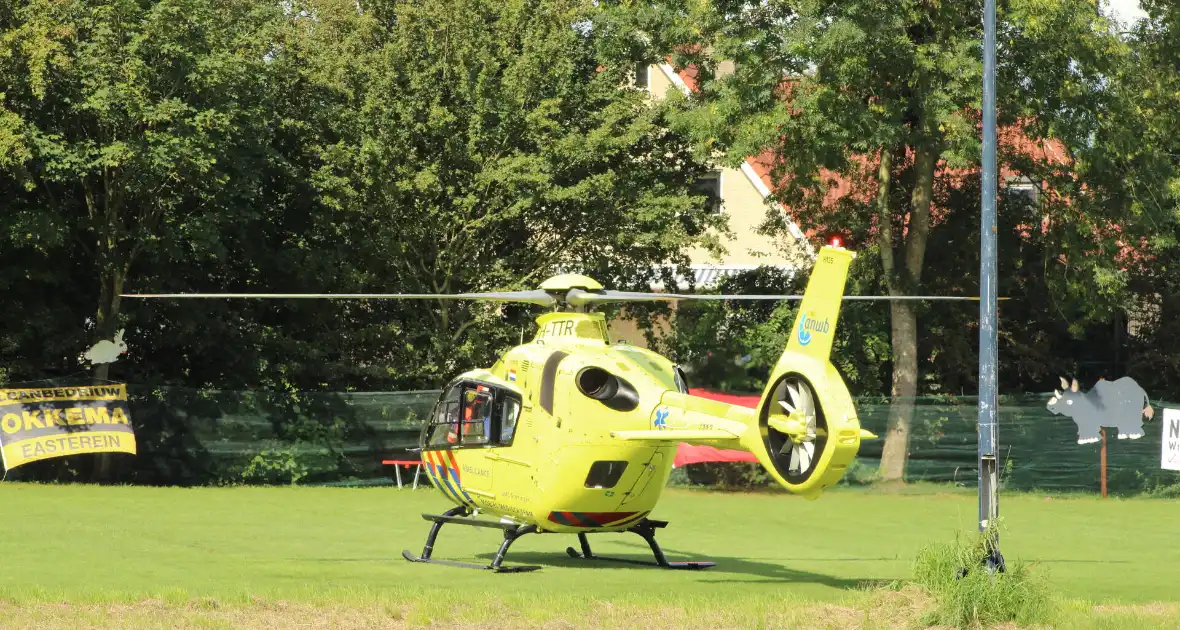 Traumahelikopter ingezet voor medische noodsituatie tijdens kaatswedstrijd - Foto 5