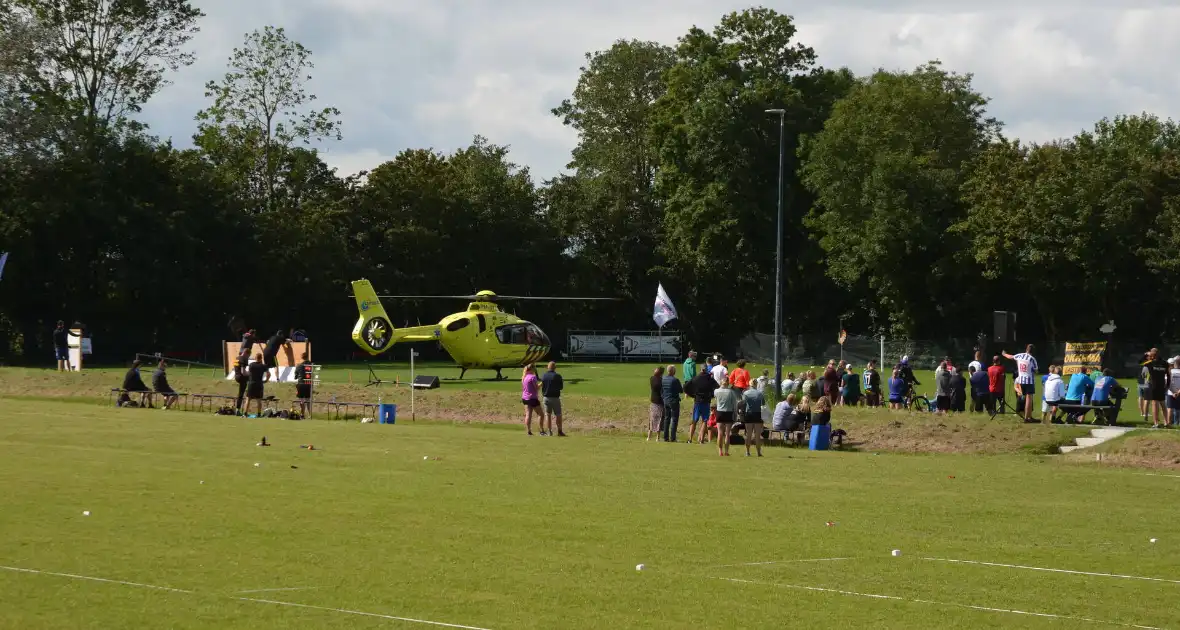 Traumahelikopter ingezet voor medische noodsituatie tijdens kaatswedstrijd - Foto 7