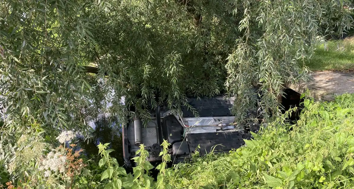 Voertuig belandt op zijn kop in een sloot