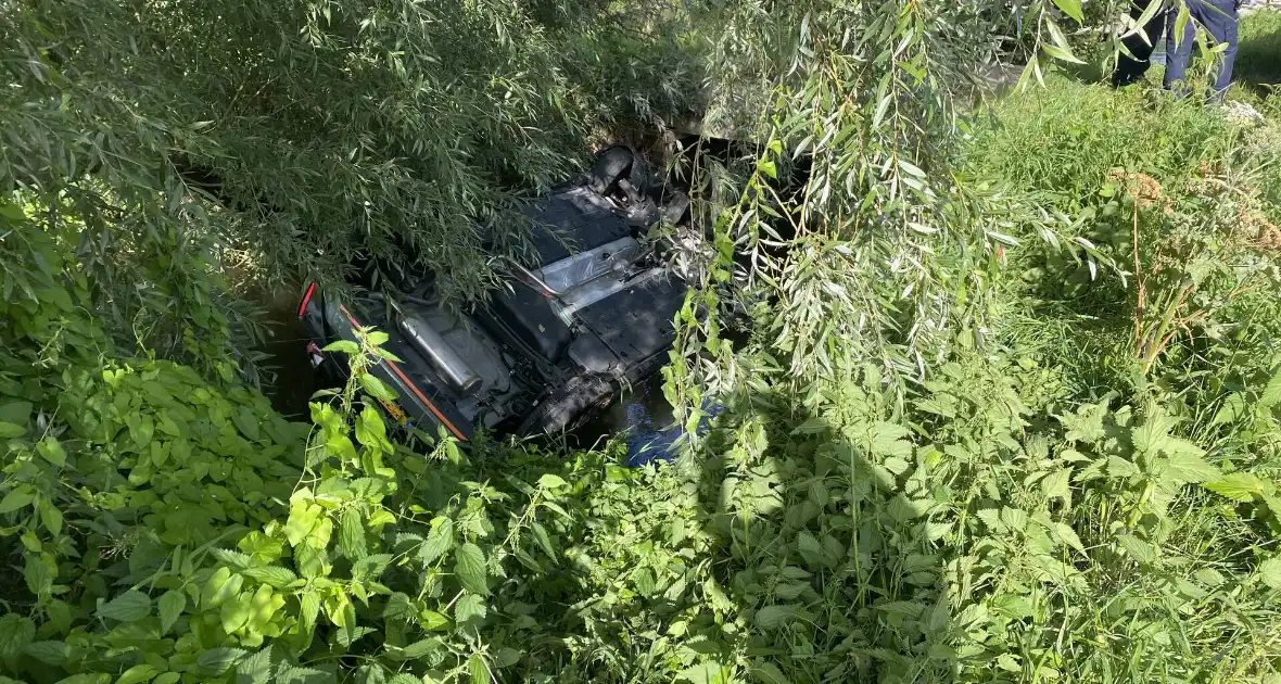 Voertuig belandt op zijn kop in een sloot - Foto 1