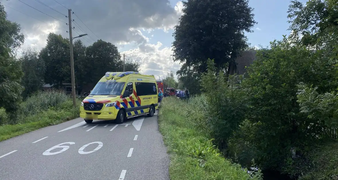 Voertuig belandt op zijn kop in een sloot - Foto 2