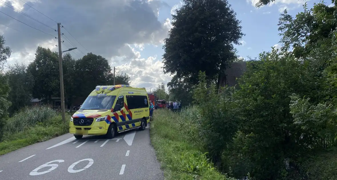 Voertuig belandt op zijn kop in een sloot - Foto 3