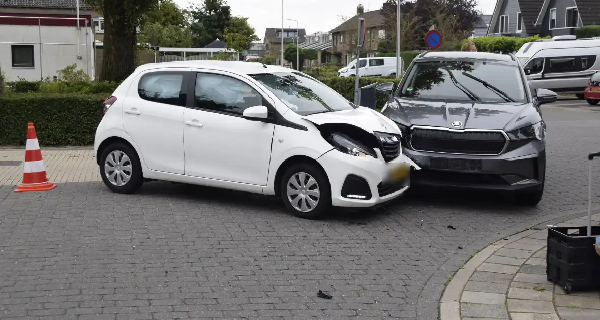 Twee auto's beschadigd bij ongeval op kruising