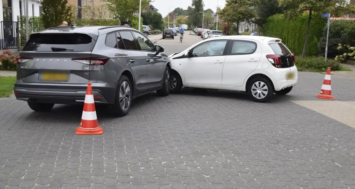 Twee auto's beschadigd bij ongeval op kruising - Foto 2