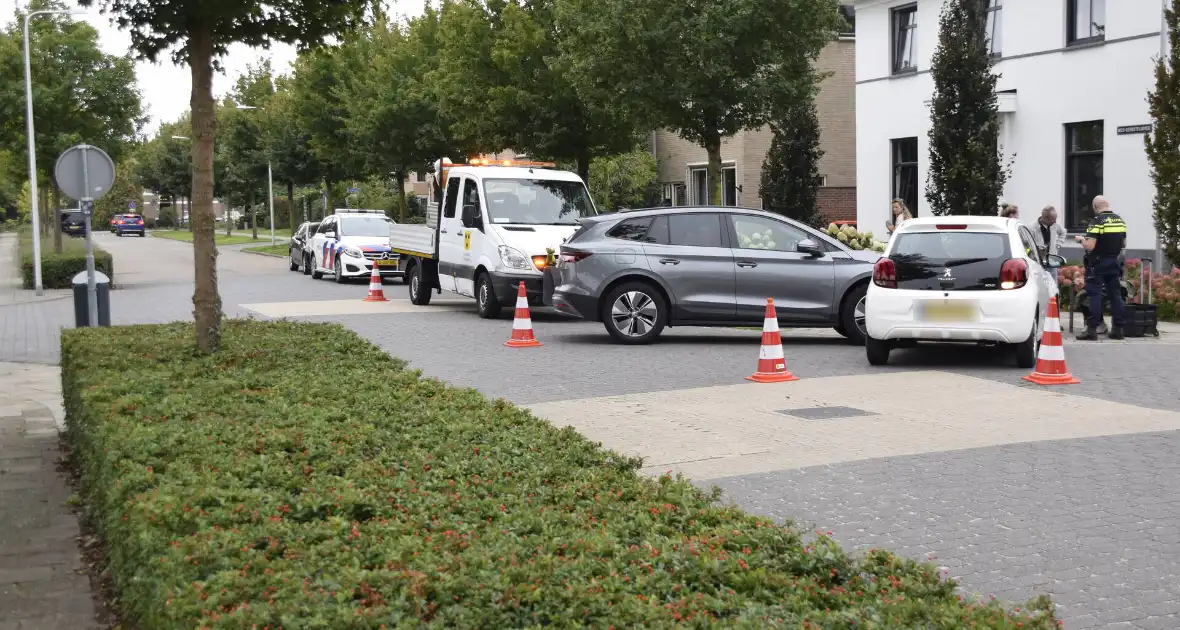 Twee auto's beschadigd bij ongeval op kruising - Foto 3