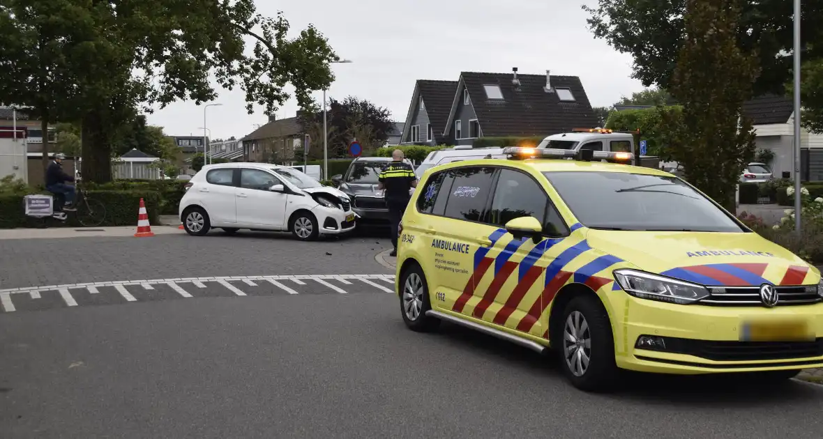 Twee auto's beschadigd bij ongeval op kruising - Foto 6