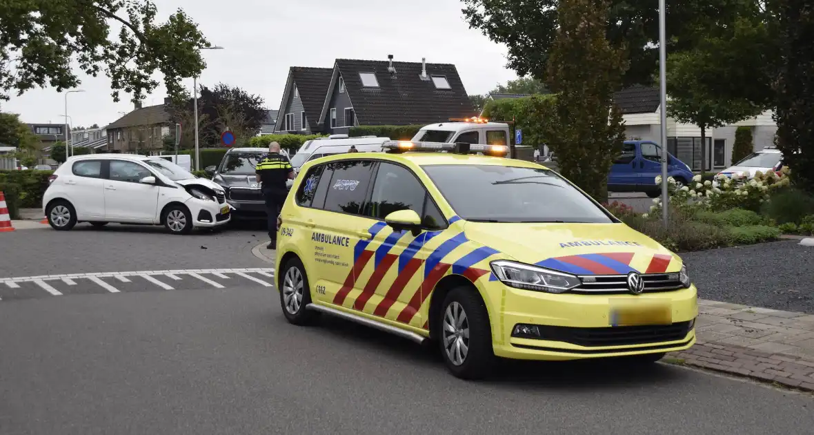 Twee auto's beschadigd bij ongeval op kruising - Foto 7