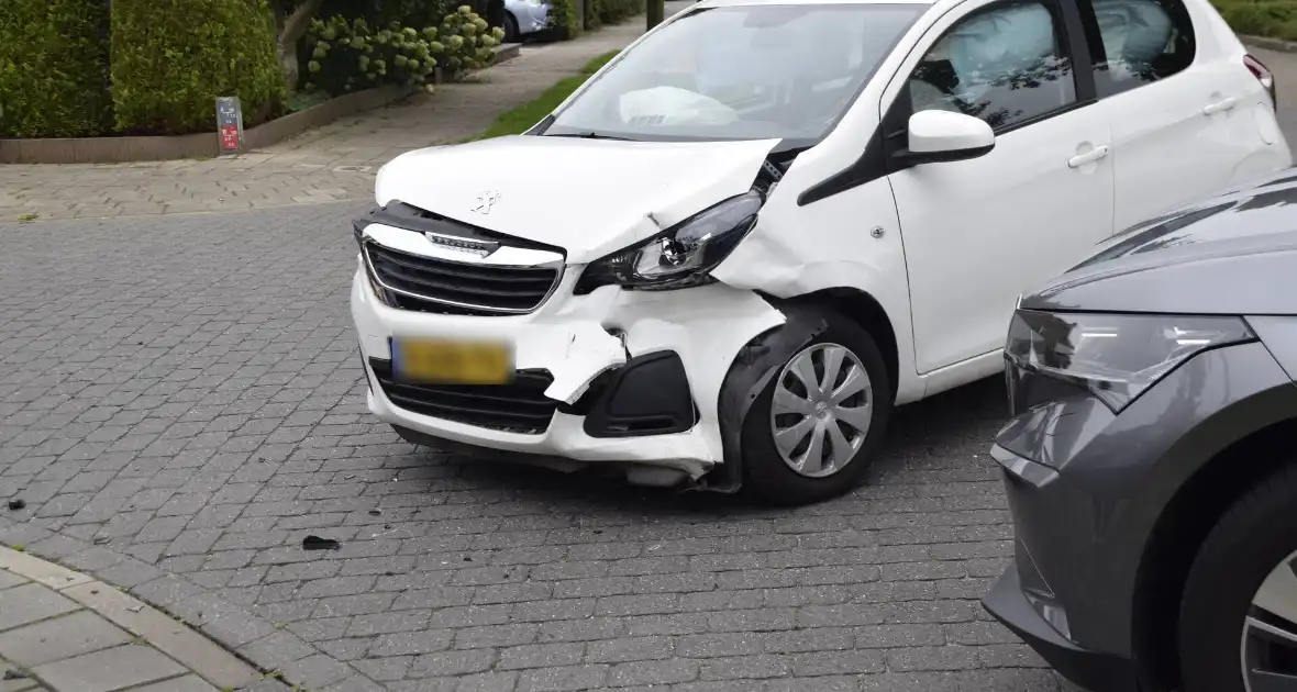 Twee auto's beschadigd bij ongeval op kruising - Foto 9