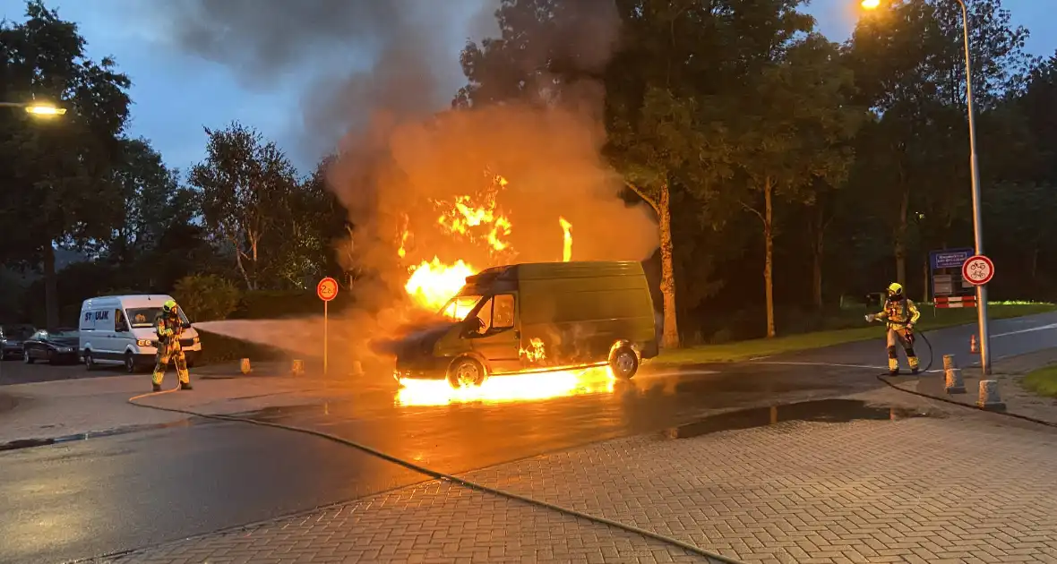 Bestelbus in lichterlaaie